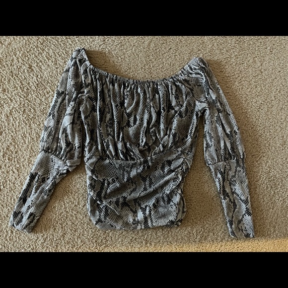 Express xs off the shoulder snake print shirt - Picture 2 of 3